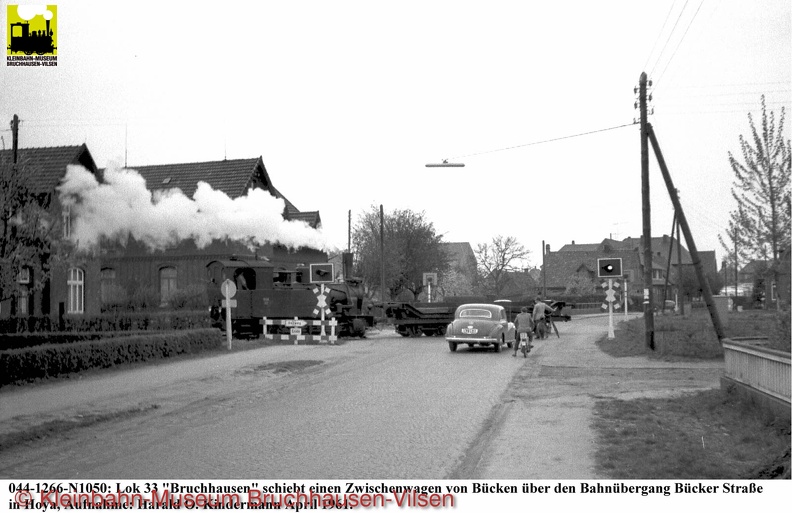 044-1266-N1050,Lok-33-m-ZwWg,Hoya-BÜ-BückerStr,Aufn-HOK-April-1961.jpg