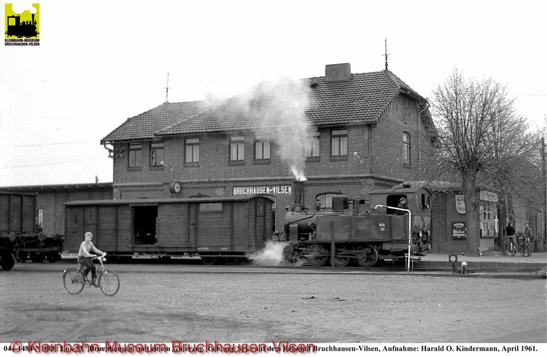 044-1484-N1008,Lok33-vor-Gz,Bf-Bruchh-Vilsen,Aufn-HOK-April-1961.jpg