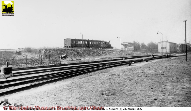 044-0237B,Pz-m-Lok-2-am-Bahnsteig,Bf-Hoya,Aufn-H-J-Sievers-28-03-1953.jpg