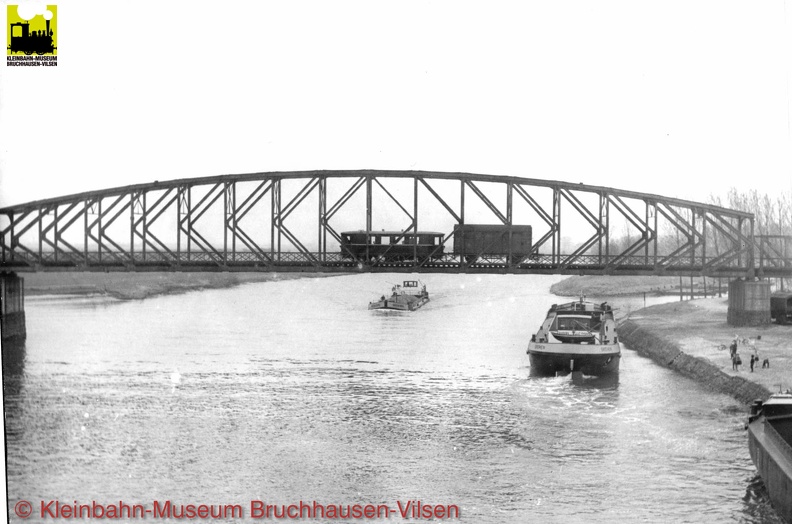 HEG T1 mit Stückgutwagen Weserbrücke.jpg