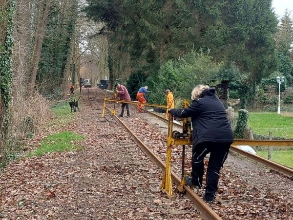 009 Alex und Konrad setzen mit Hilfe der Übersetzgeräte die Schienen auf die Seite.<br />Foto Ralf H.