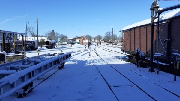 017 ... das Bahnhofsgelände<br />Erst mal Weichen fegen, bevor sich ein Rad dreht!<br />Foto Klaus E.