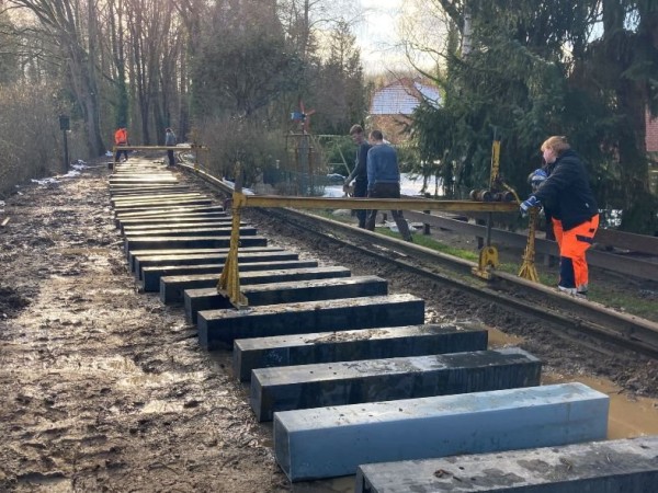 021 Weiter geht´s mit dem Aufsetzen der Schienen Richtung Wiehe; Franzi am Übersetzgerät<br />Foto Jens B.