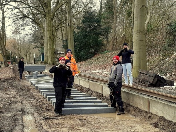 023 Unsere Jugendtruppe aus der Werkstatt hat Gott sei Dank Zeit zum Schwellen schleppen!<br />Nils, Leon, Hannah, Mario, Jonas und Jessica können trotzdem &quot;noch&quot; lachen.<br />Foto Klaus E.