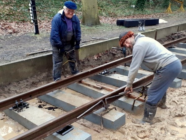 027 Joachim richtet mit einem spontanen Helfer die Schwellen unter den aufgelegten Schienen aus. Jede dritte Schwelle ist schon, für die grobe Längsrichtung des Gleises, mit Schrauben versehen.<br />Foto Klaus E.