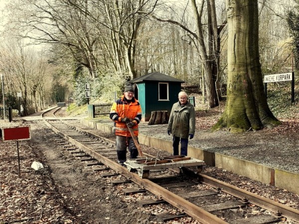 030 Kalle und Ralf beim Materialtransport. Weit im Hintergrund die noch zu verteilenden Schwellen.<br />Foto Klaus E.