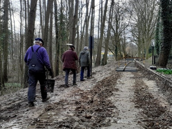 032 Ralf, Konrad und &quot;Schwarzmaler&quot; Joachim auf dem Weg zu neuen Taten.<br />Foto Klaus E.