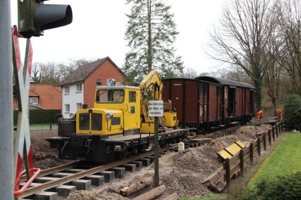 040 Etwas verlassen steht der Zug aus Skl, Wg 162 und 145 auf dem Gleis; die Rotte arbeitet über die Baustelle verteilt.<br />Foto Regine M.