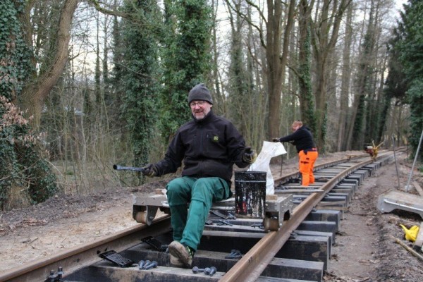 051 Mit welch einer Leichtigkeit Uwe daher kommt. Das Schwarzmalen wirkt offensichtlich befreiend!<br />Foto Regine M.