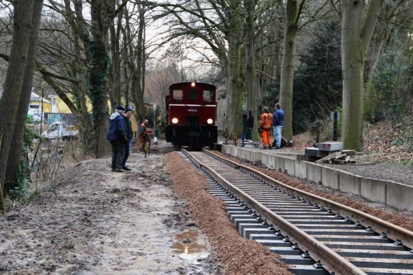 053 Die nächste Ladung Kies erreicht die Baustelle.<br />Foto Regine M.