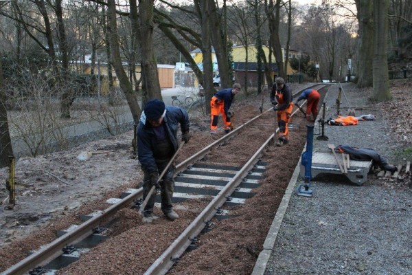 054 Joachim, Lionel, Simon und Jens übernehmen vor dem Feierabend noch die Grobverteilung.<br />Foto Regine M.