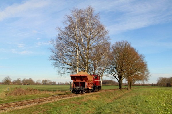 056 Hauptaufgabe der V3 ist heute die Kiesversorgung, was mehrere Fahrten (hier in der Heiligenberger Kurve) zwischen Wiehe und Heiligenberg erforderlich macht. <br />Foto Regine M.