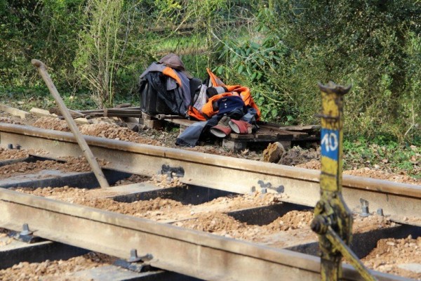 063 Der Frühling naht; die ersten wärmenden Kleidungsstücke fallen zur Pause.