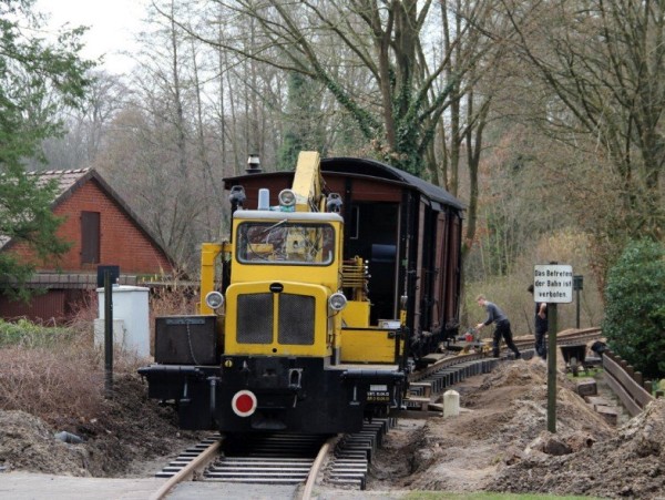 072 Wie jeden Morgen geht es mit dem Zug stilecht zur Baustelle.<br />Hinter dem Zug bauen Hauke und Nils die Stöße fertig,<br />Foto Regine M.