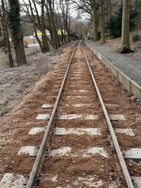 082 Am Mittag, zum Ende dieser Bauwoche, ist das Gleis komplett montiert und ein Teil der Kiesbettung zum Stopfen vorbereitet. <br />Das Stopfen und die Endmontage einiger Stöße passiert dann in der letzten Märzwoche.<br />Foto Klaus E.