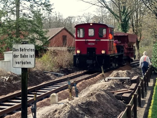 084 Vordringliche Aufgabe heute ist zunächst das Kiesfahren. Bodo auf der V3 und Jens an der Schütte