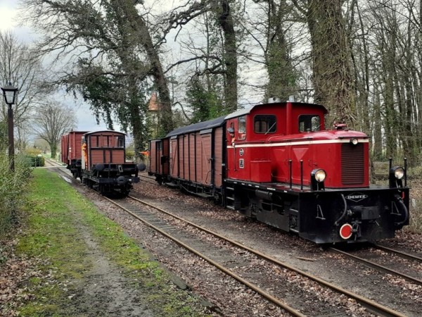 087 Damit der Rottenzug in Vilsen Ort abgestellt werden kann, muß der Rollbockzug nach Vilsen gefahren werden. <br />Foto Klaus E.