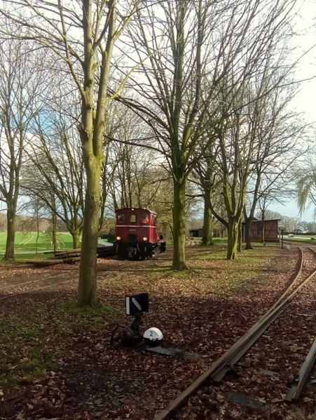 090 Ohne Schotterwagen macht sich V3 in Heiligenberg auf den Weg nach Vilsen.