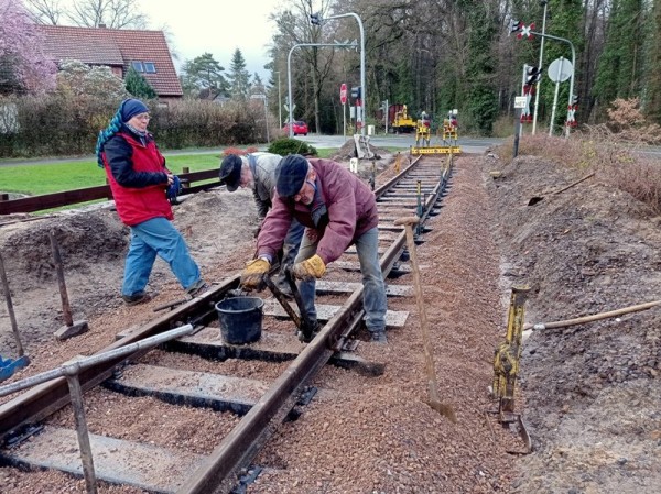 091 In der Kurve bauen wir statt der ursprünglichen Laschen Form 6d (4 Löcher) längere Laschen Form 6e (6 Löcher) ein. Damit erhalten die Stöße eine größere Steifheit. <br />Birgit, Jan und Konrad bei der Endmontage