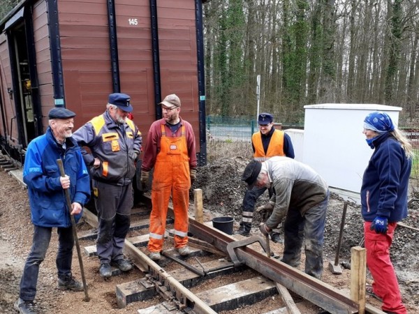 096 Wie bei der Eisenbahn: Einer arbeitet und Fünf schauen zu. Immerhin sind die Hände nicht in der Tasche! <br />Mit einer &quot;Hilfsvorrichtung&quot; nehmen wir den Knick am Stoß raus. So kann Jan die Laschen bündig anziehen. <br />Foto Klaus E.