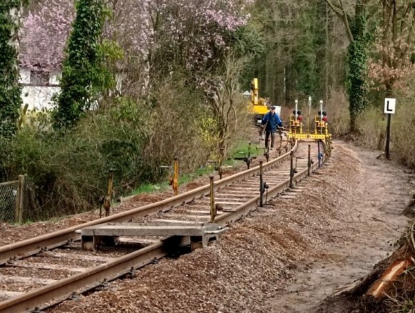 097 Die Höhenlage ist mit den Winden für den ersten Stopfgang ausgerichtet.