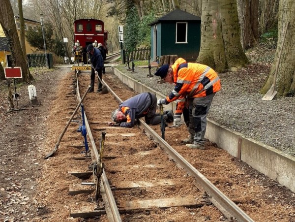 118 Fertig? Vertrauen ist gut, Kontrolle ....<br />Robert kontrolliert die Stopfarbeit und Kalle reguliert mit der Winde nach.<br />Foto Klaus E.