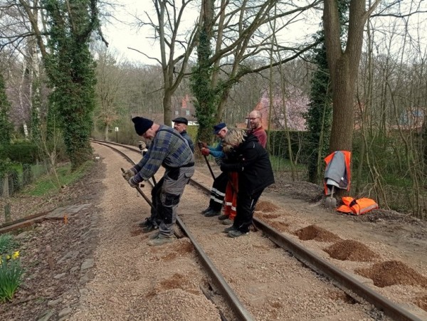 119 Mit viel Anstrengung und Kraft rücken Kalle, Konrad, Klaus Jens und Alex mehrere kleine Längslagefehler weg.