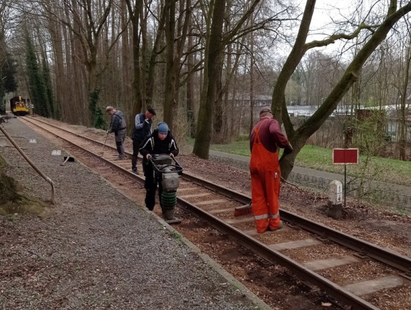 121 Kalle, Konrad und Jens betreiben jetzt &quot;Bettungskosmetik&quot;. Hannes dagegen ist zum xten Male und immer noch unermüdlich mit dem Rüttler unterwegs.<br />Zum Feierabend weiß inzwischen jeder, was er getan hat!