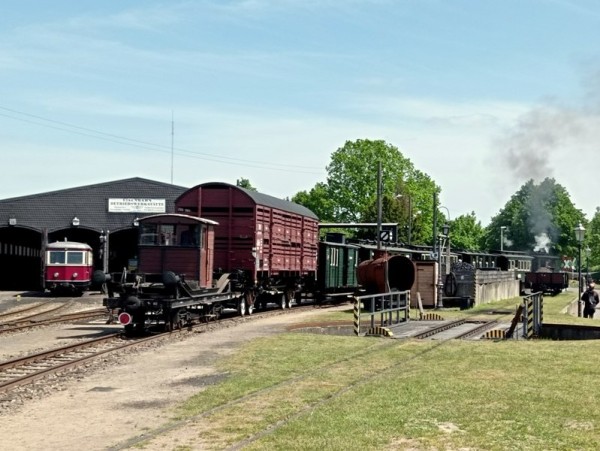 004 ...... vorbei an der Drehscheibe und an der Fahrzeughalle, mit dem T44 davor.