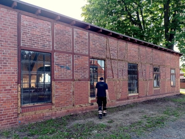 011 Eike wirft einen Blick auf den Lokschuppen. Hier haben FSJ´ler der Jugendbauhütte Stade mit heimischen Handwerkern die Restaurierung des Fachwerkes begonnen.