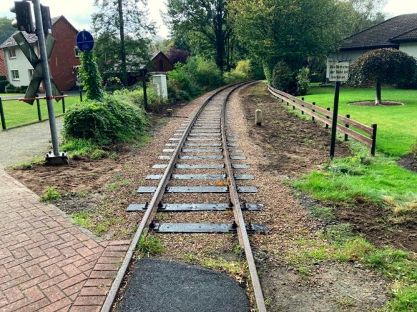 017 Foto Jens B.<br />Am Vormittag ist ein Punkt des Ablaufplanes vorzeitig erledigt. Schon vor ein  paar Tagen hatte Mario die Erdhaufen von der Frühjahrsbaustelle beseitigt. Jetzt ist auch alles ordentlich eingeebnet.