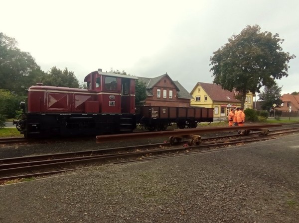 034<br />Ankunft in Asendorf, wo wir die Drehschemelwagen mit den Schienen wegrangieren und den 140er für die Baustelle bereitstellen