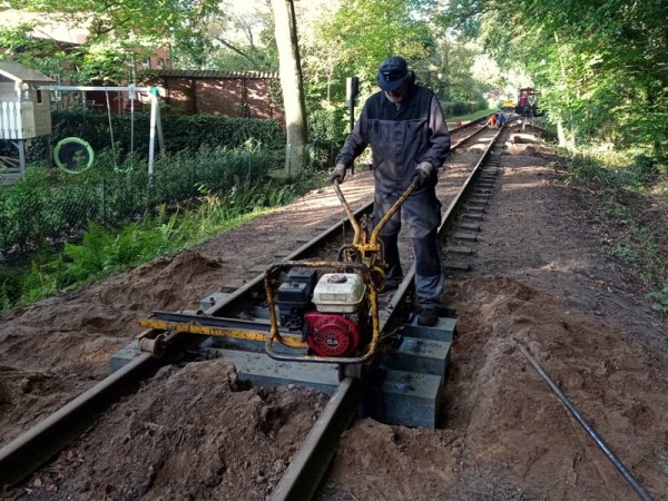 048<br />Und weil die Stopfkolonne so schnell ist, schraubt Robert mit dem 2. Schrauber parallel zu Jens auf der anderen Schiene.