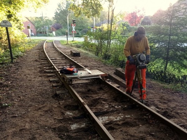 051<br />Weil die Stopfmaschine die Doppelschwellen in den Stößen nicht stopfen kann, &quot;erbarmt&quot; Jens sich mit dem Stopfhammer, während die übrige Rotte sich auf den Heimweg macht.