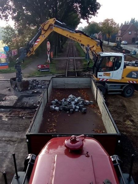 055<br />In Asendorf am Bü angekommen, laden wir erst mal die Pflastersteine auf, bevor wir ein letztes Mal den alten Bü Richtung Bf queren, um dort umzusetzen.