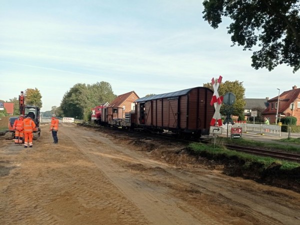 057<br />Entladehalt auf dem Bü; von der parallel verlaufenden B6 ist nicht mehr viel übrig.