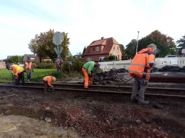 062<br />Jürgen und Jens drehen die Schrauben mit dem Schlagschrauber heraus, soweit sich diese überhaupt drehen lassen.