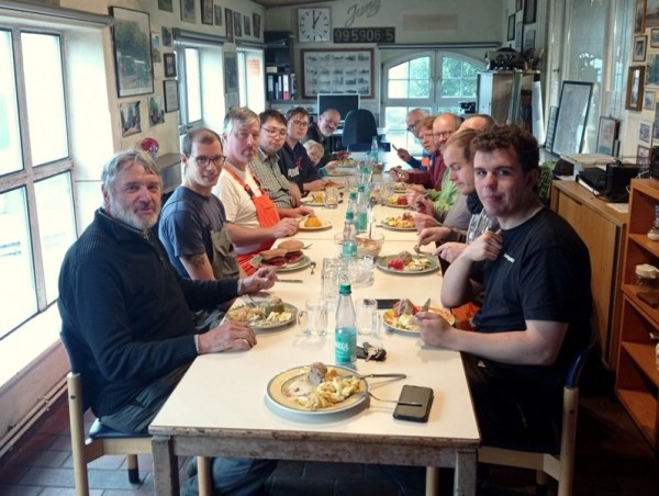 093<br />Der &quot;Luftfeuchtigkeit&quot; entfliehen wir zum Mittagessen nach Vilsen.<br />Das leckere Essen von Frau Rathkamp geniessen: Robert, Max, Guido, Willi, Lionel, Titus, Konrad, Ralf, Anton, Jens, Jürgen, Max, Nils