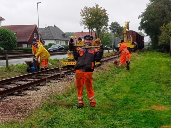 096<br />Der Anschluß im vorhandenen Gleis wird ebenfalls ausgerichtet und gestopft.<br />Während Jens den Nachtisch abtrainiert, transportieren Ralf und Konrad die Winden weiter.<br />An und neben der Stopfmaschine: Anton, Hauke, Guido als Vater und der Jüngste, Titus.