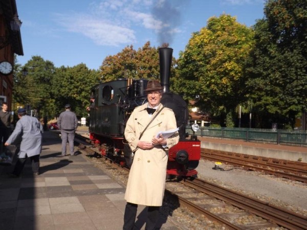 Ein dubioser Herr mit einer Sonderausgabe des &quot;Courier&quot;, der über die Museumseisenbahn berichtete und die Fahrgäste auf den &quot;Zeitsprung&quot; einstimmte.