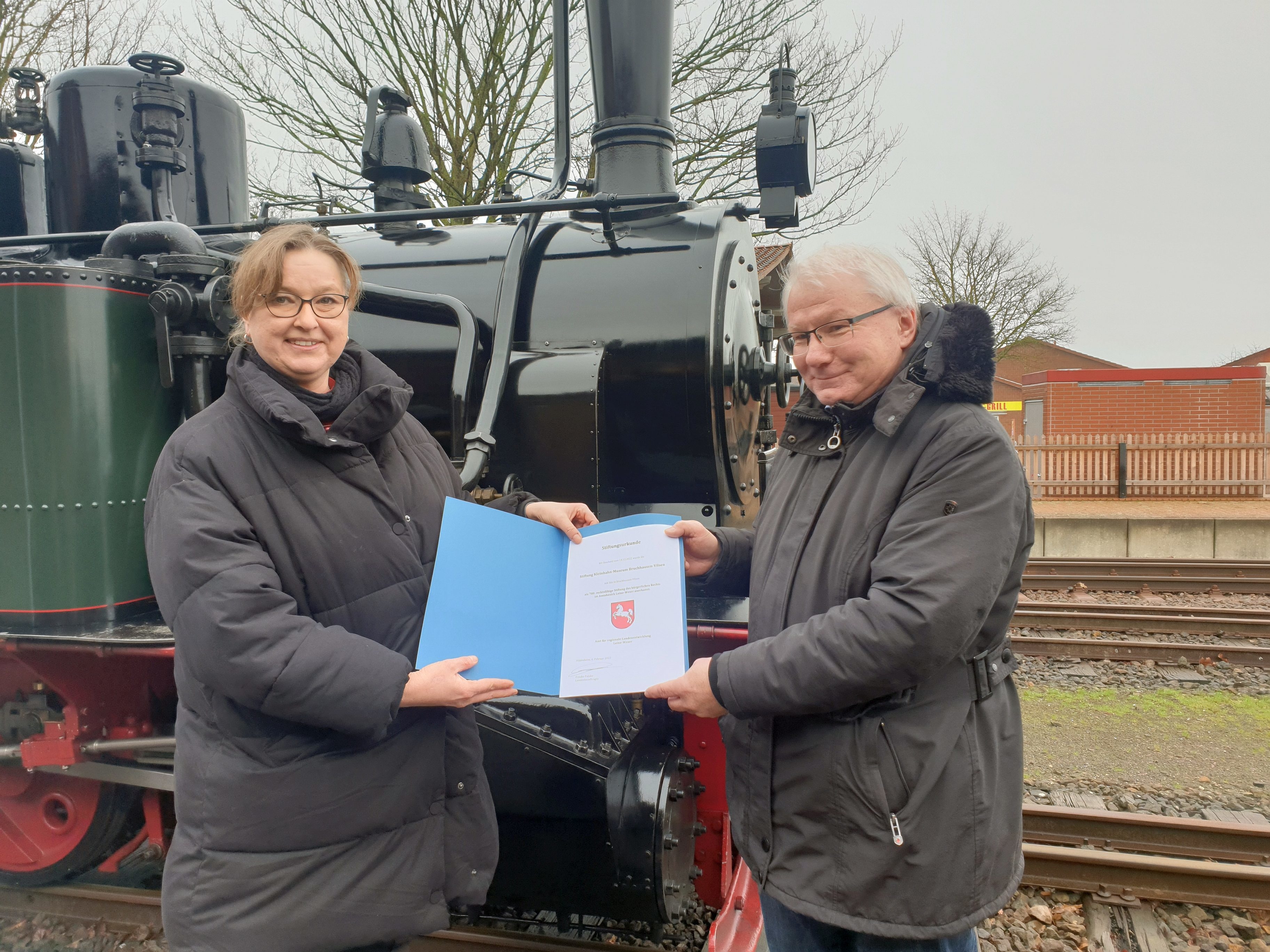 Landesbeauftragte Frauke Patzke, ArL Leine-Weser und Eckhard Thurau, Vorstandsvorsitzender Stiftung Kleinbahn-Museum Bruchhausen-Vilsen, Foto: ArL Leine-Weser